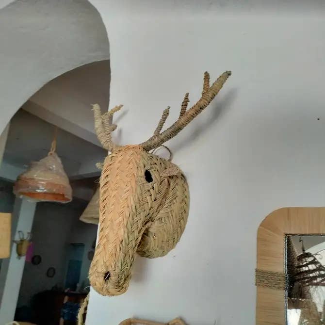 Handgeweven rieten hertenmasker met rotan decor voor aan de muur voor wholesale door Terracotta Design LTD