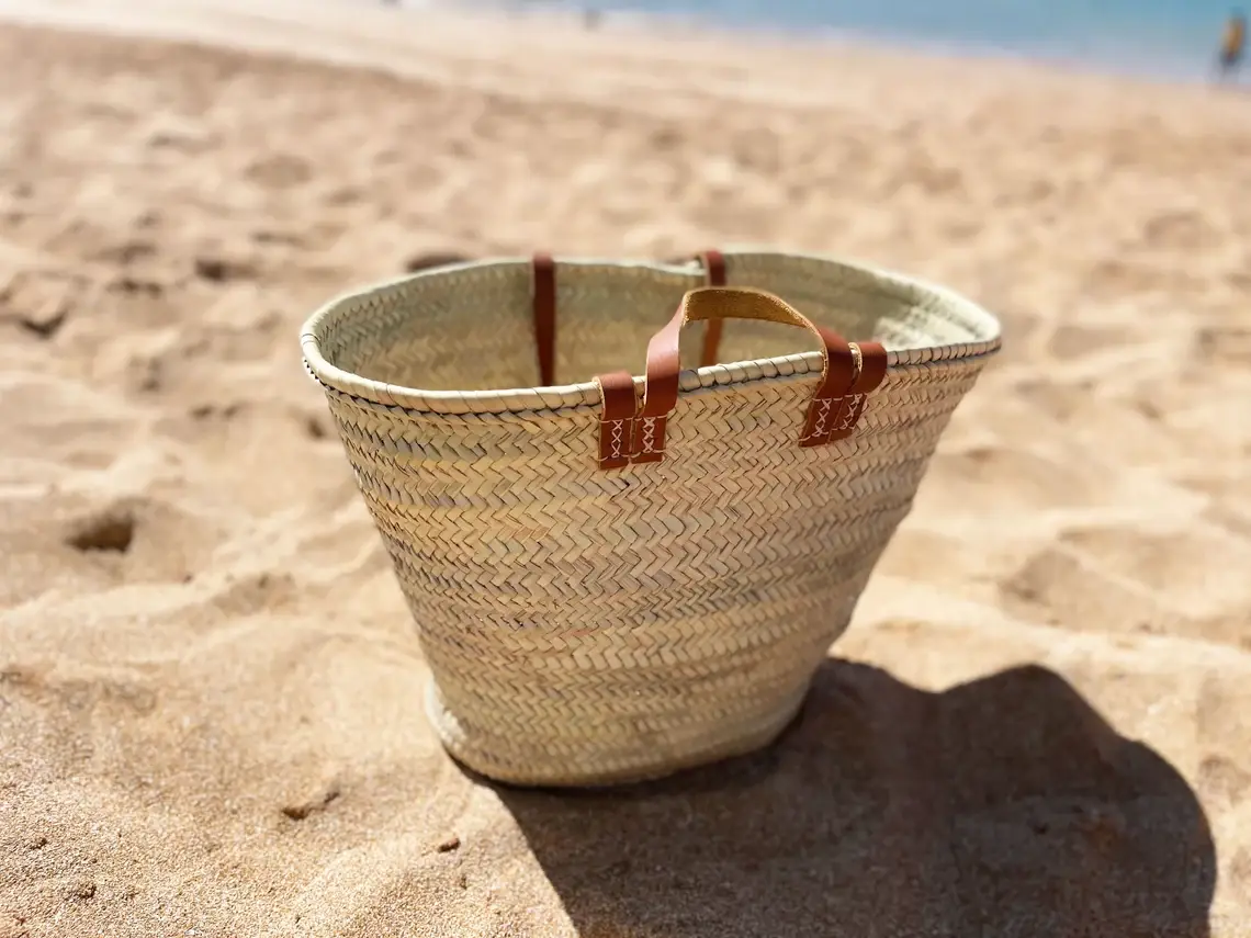 HandmadeBestSeller – Großhandel Strandtaschen – FRANZÖSISCHER KORB mit doppelten flachen Ledergriffen, Korbtasche4