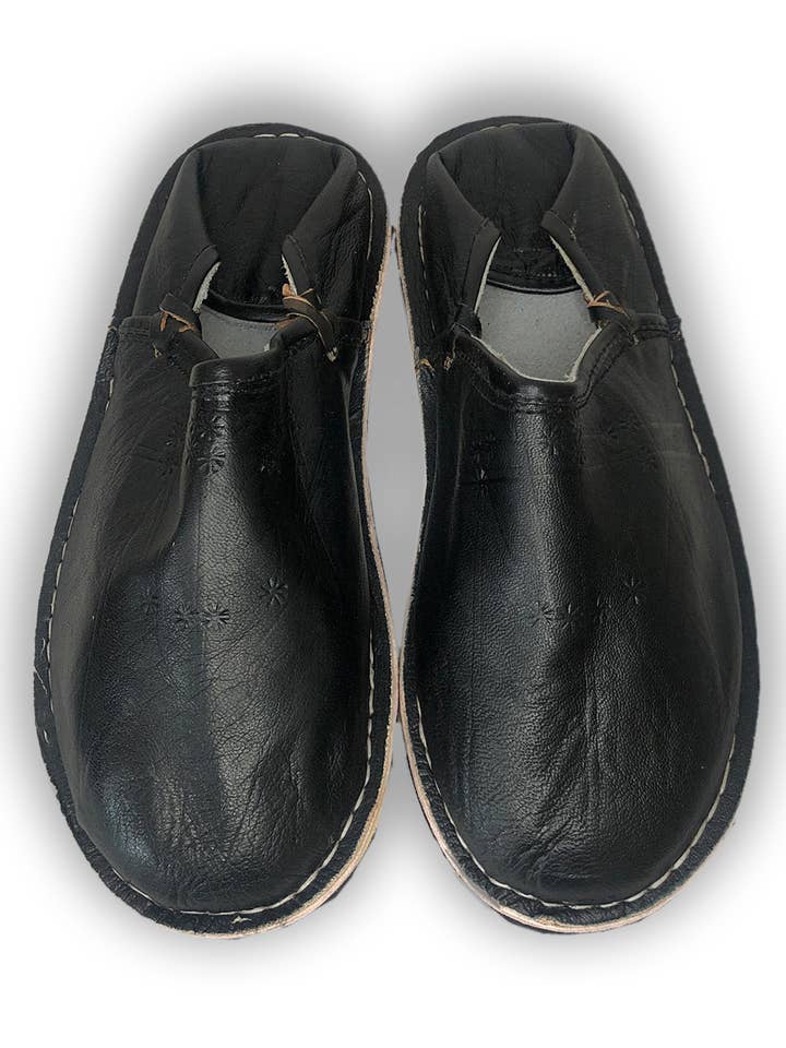 Pantoufles à bout rond en cuir marocain noir pour hommes, taille 6 pour la vente par Marrakech Bazaar