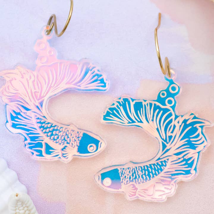 Boucles d'oreilles en forme de poisson en acrylique bêta holographique faites à la main pour la vente par Momenti di Vita