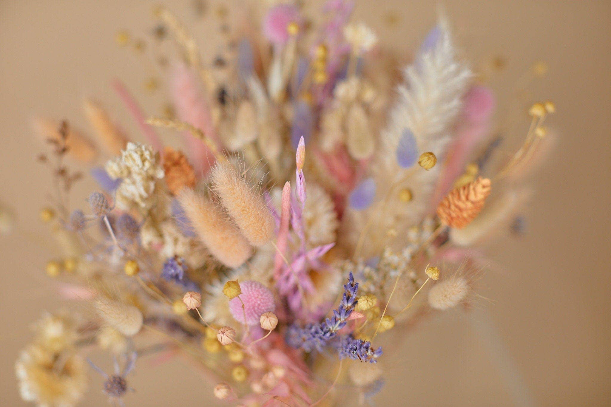 Hidden Botanics – Großhandel Getrocknete/gepresste Blumen – Bunter Brautstrauß mit getrockneten Blumen, Pastellrosa/Violett Nr. 18