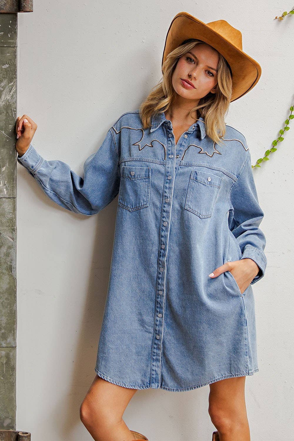 MEZCLILLA PL9122 - VESTIDO MINI DE DENIM LAVADO MINERAL CON CANESÚ BORDADO de venta al por mayor en Faire1