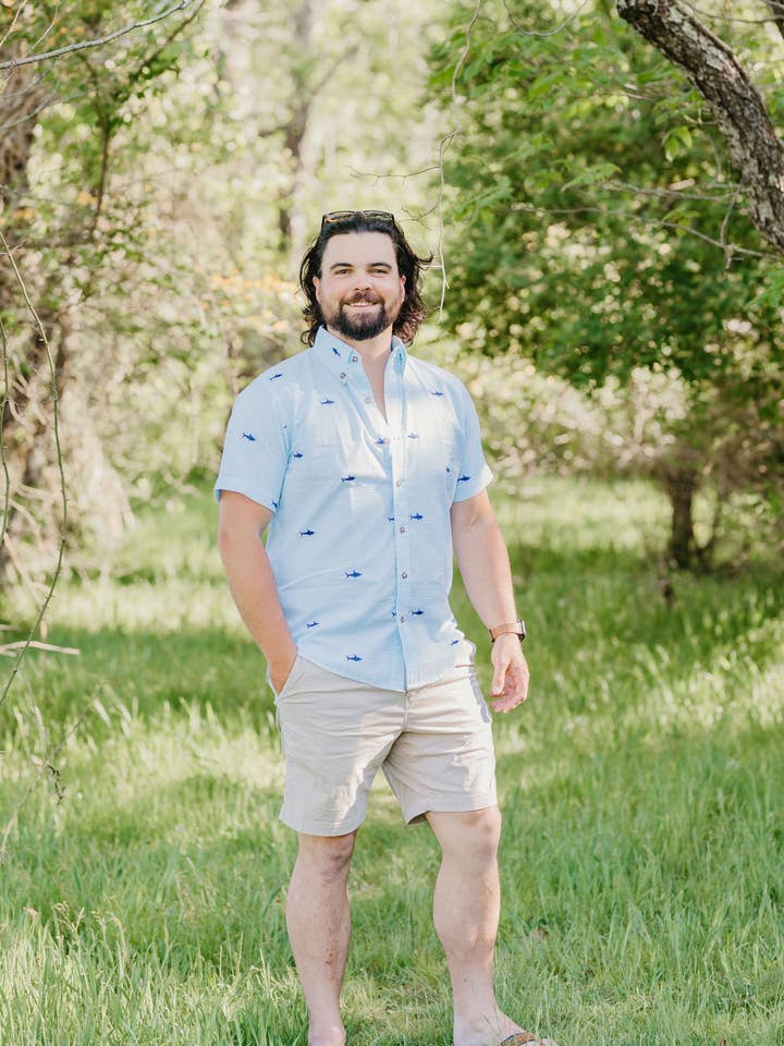 Chemise à manches courtes boutonnée en seersucker turquoise avec requins bleu marine pour la vente par Piping Prints