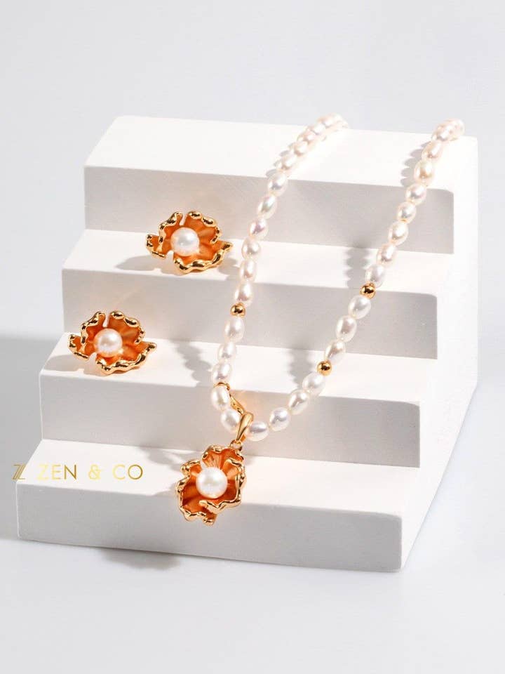 Collier pendentif fleur FLORA avec perle pour la vente par ZEN&CO Studio