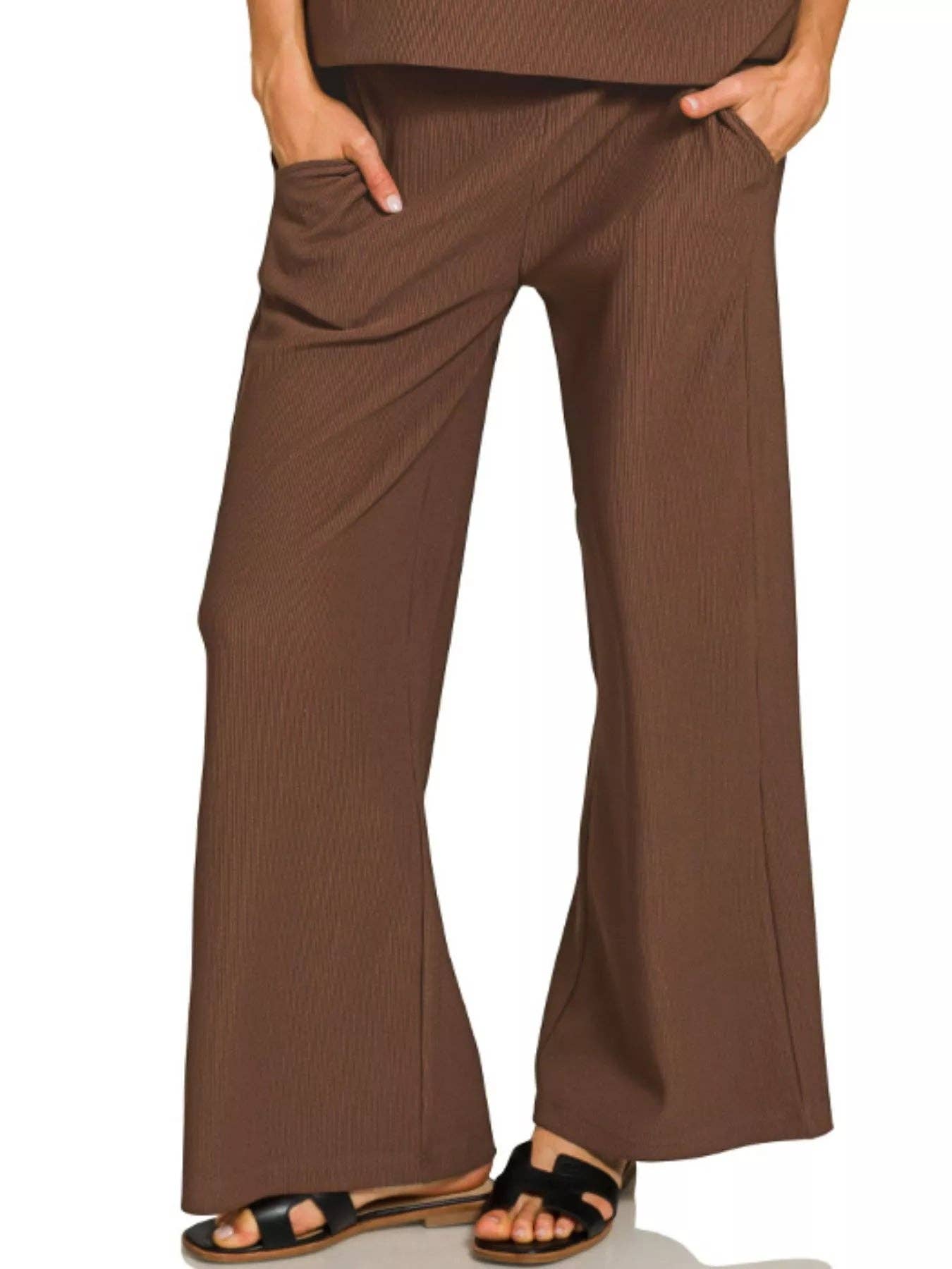 BRUIN Zenana Geribbelde Ronde Hals T-shirt & Broek Set voor groothandel op Faire1