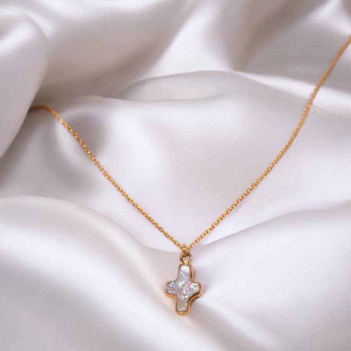 Collar Cruz de Perla Luminosa para venta al por mayor de Preciosa Jewelry Co.