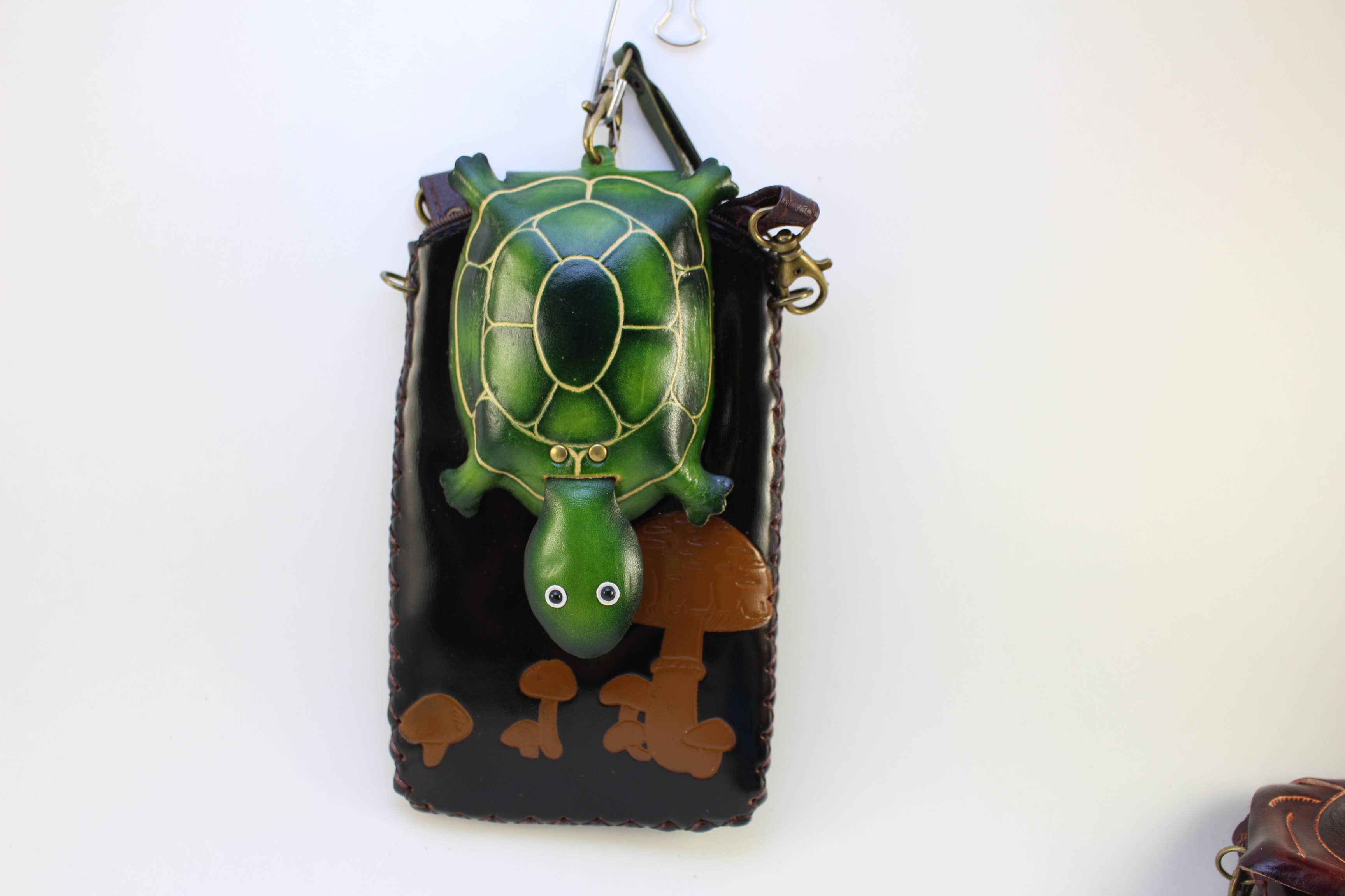 Sunflower Handmade leather inc - Vente Coque de téléphone – femme - Étui pour téléphone portable en cuir fait main Turtle1