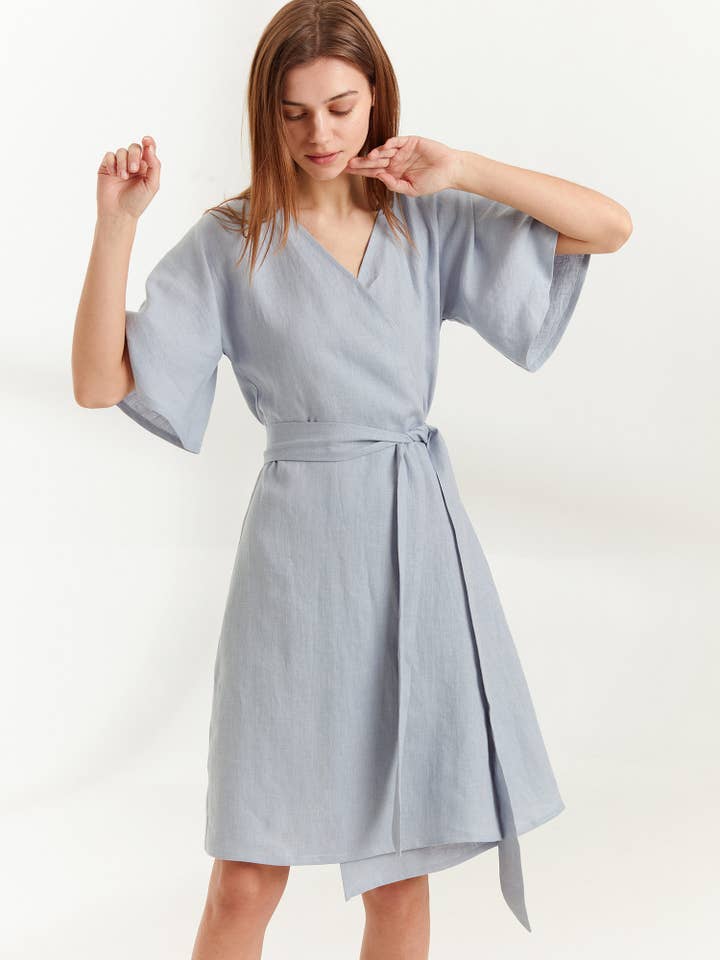 Robe portefeuille en lin Mary pour la vente par Love and Confuse