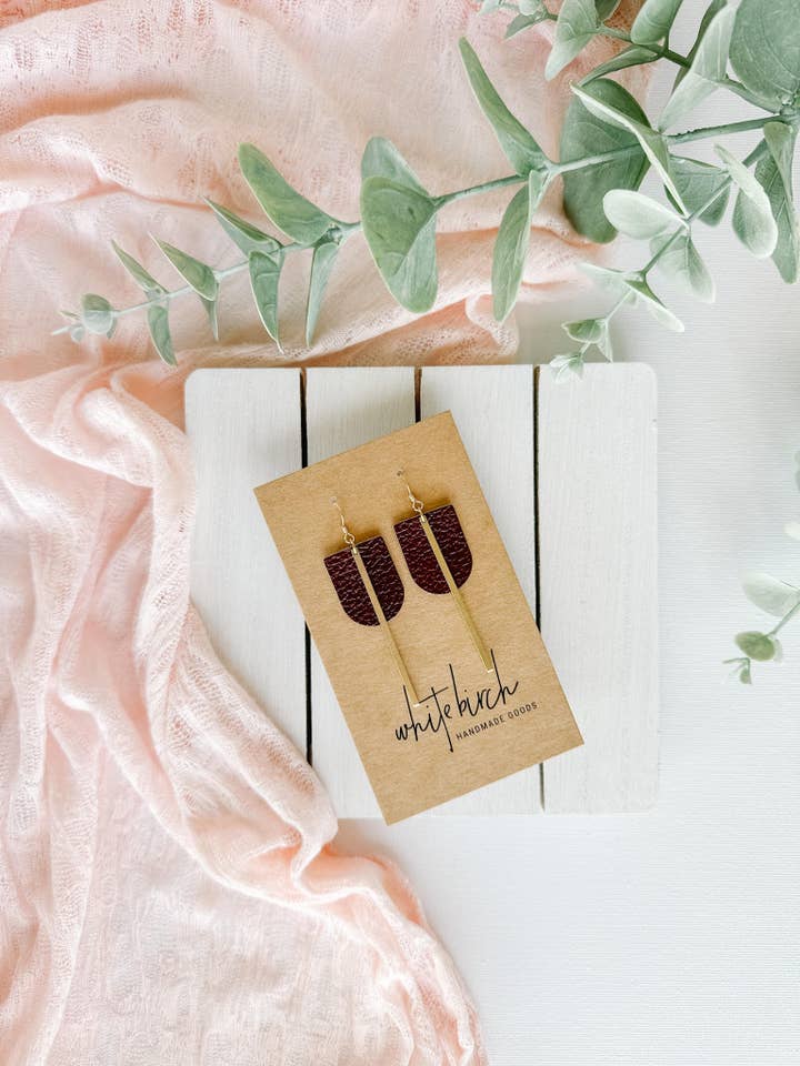 Merlotläder & mässing bar geometriska örhängen för wholesale av Whitebirch Handmade Goods