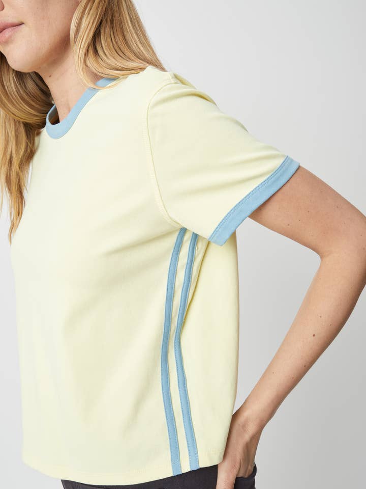 Le top Cait | T-shirt sportif à bande contrastée pour la vente par MOD REF