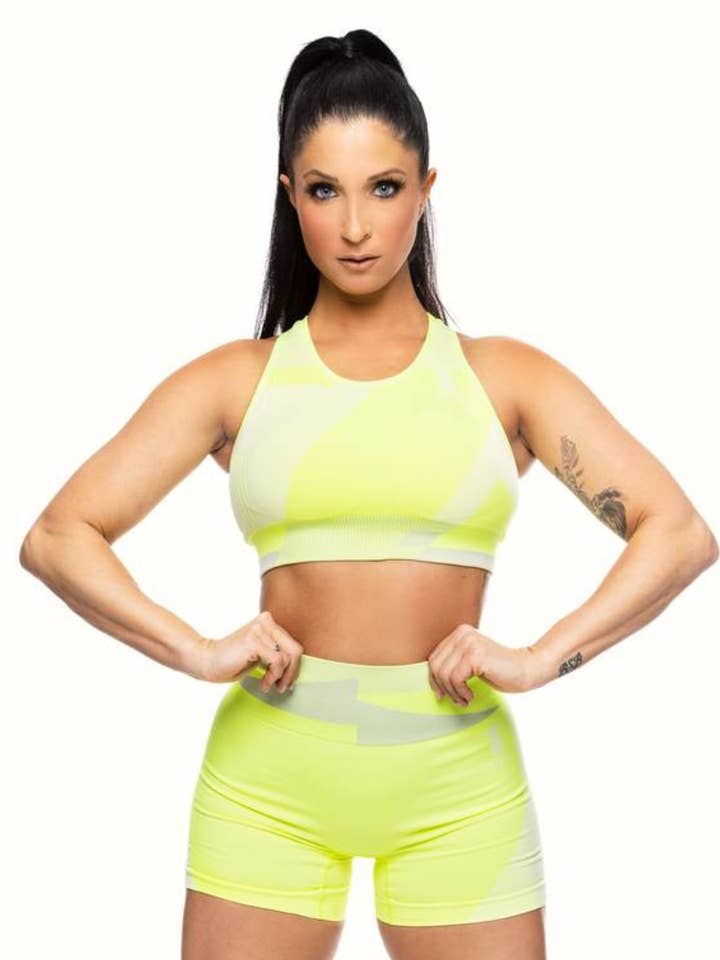 Soutien-gorge de sport jaune Sonoran pour la vente par The Fit Traveler Collection