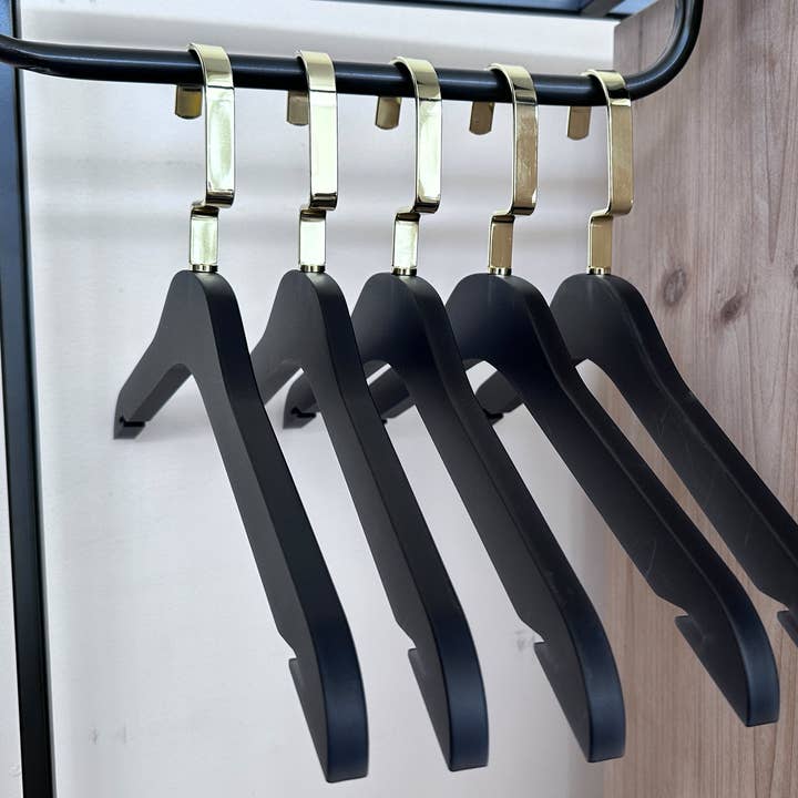DesignStyles Home - Venta al por mayor Percha para la ropa - Paquete de 10 perchas negras de acrílico de la colección Simply Brilliant