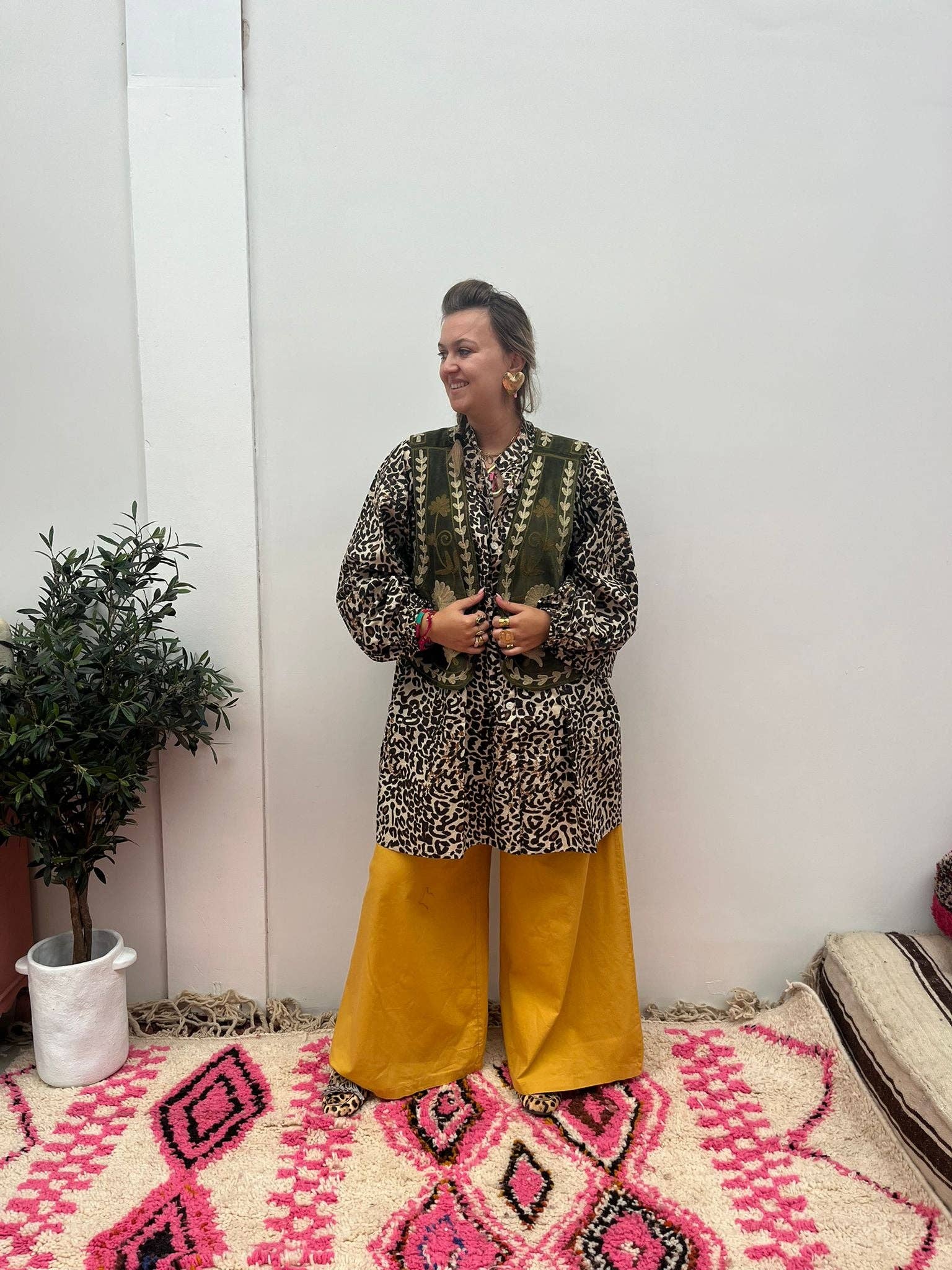 ToutVintage - Wholesale Outerwear Vest - Women's - Suzani velvet Waistcoat green beige7