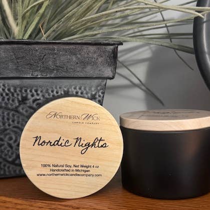Nordic Nights - 100% Soja Kaars, 4 oz Zwart blik voor wholesale door Northern Wick Candle Company