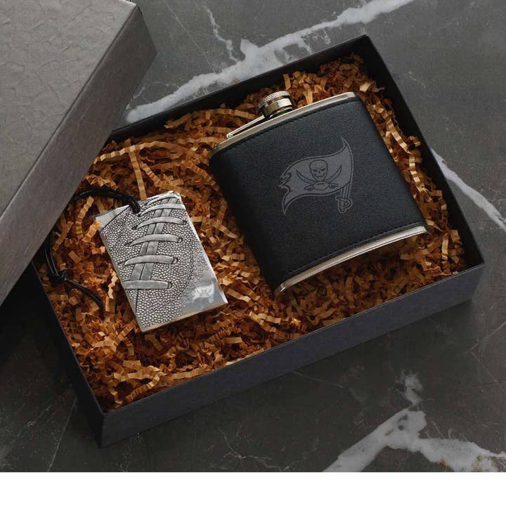 Ensemble cadeau flasque de voyage et étiquette de bagage NFL Tampa Bay Buccaneers pour la vente par Wendell August