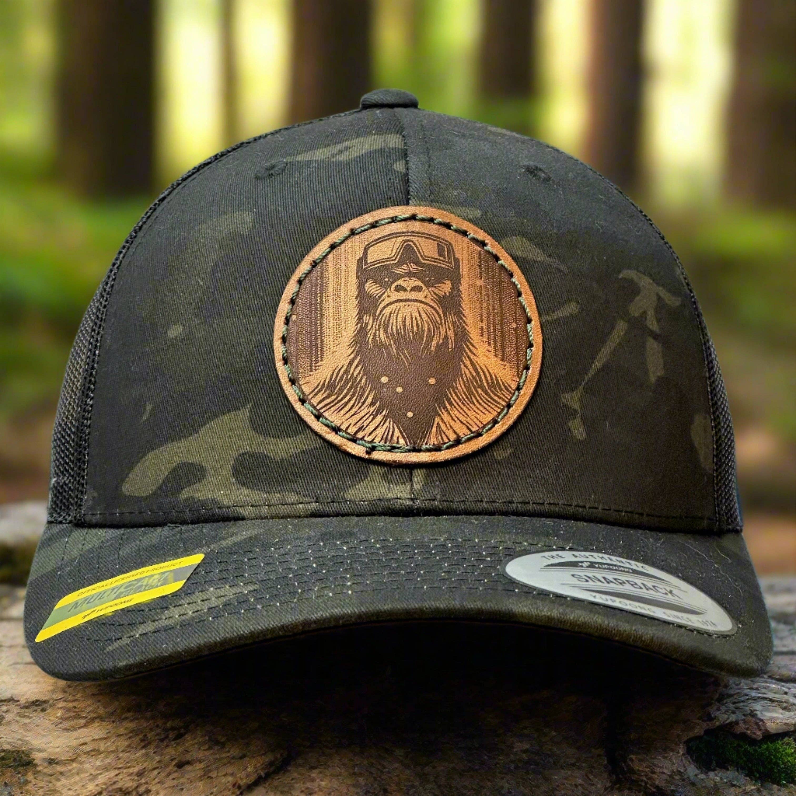 Last Best Supply Co – boné - Unissexo por atacado – Boné Trucker Camuflado Preto com Emblema de Couro Snowy Bigfoot4