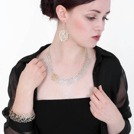 Halsketting in edelstaal met 925 zilveren en vergulde zilveren elementen voor wholesale door Korczynski Design Jewellery