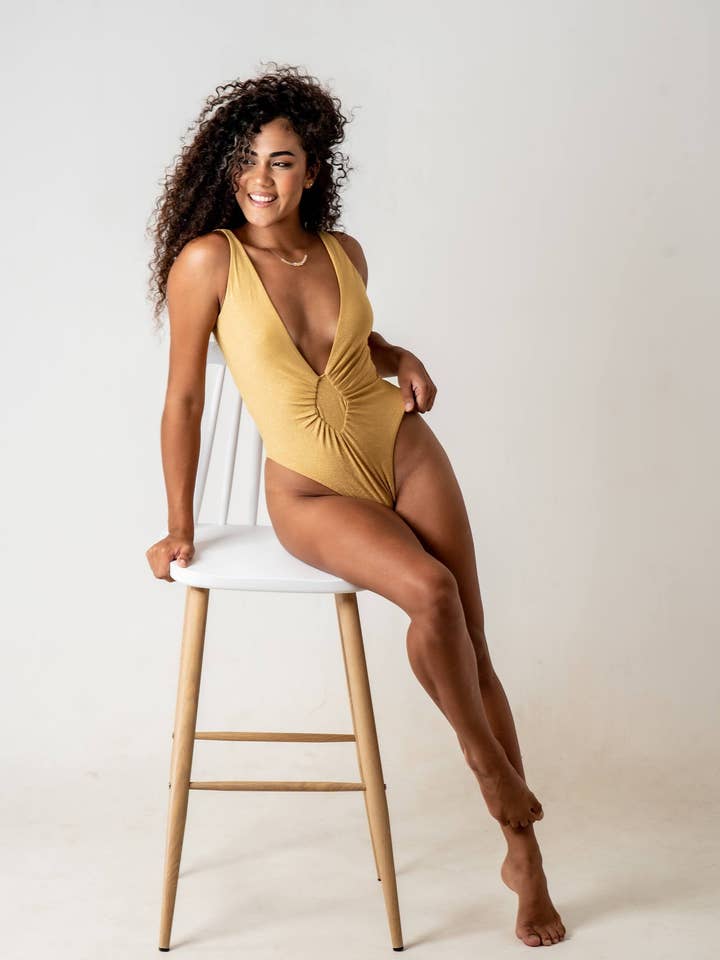 Maillot de bain une pièce à jambe haute et coupe en V profond en lurex pour la vente par Brazilian Coast Beachwear