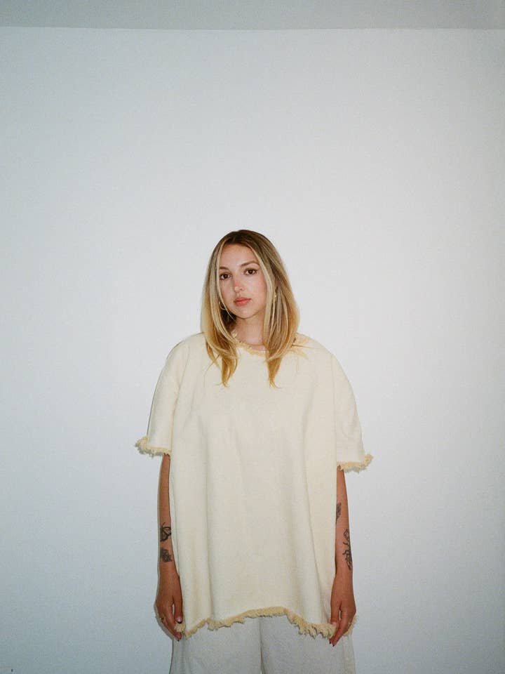 T-shirt en jean surdimensionné pour la vente par Ashley Rowe