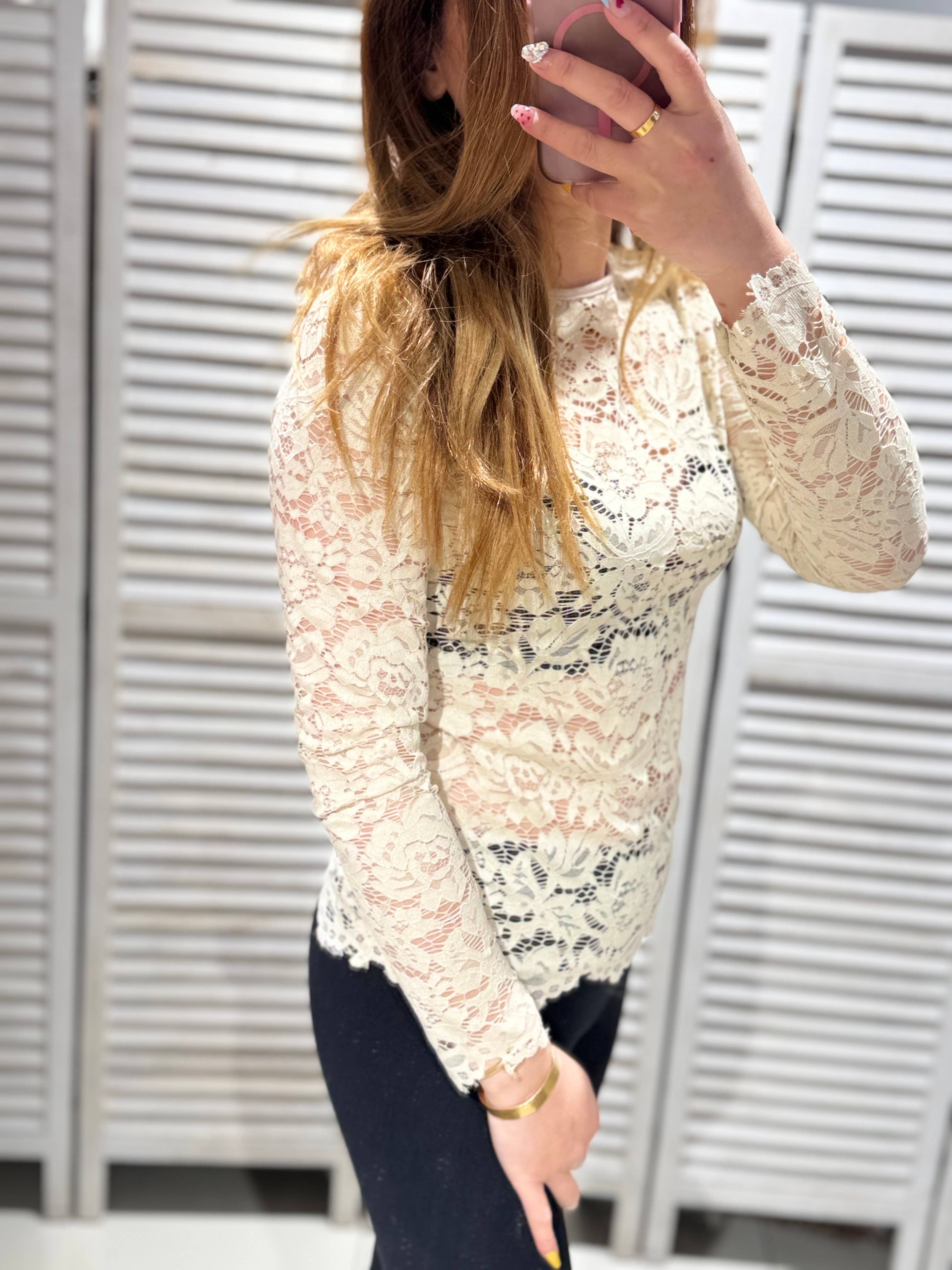 VICTORIA&ISAAC - Wholesale Blouse - Women's - Long-sleeve lace top - 2556ecru2