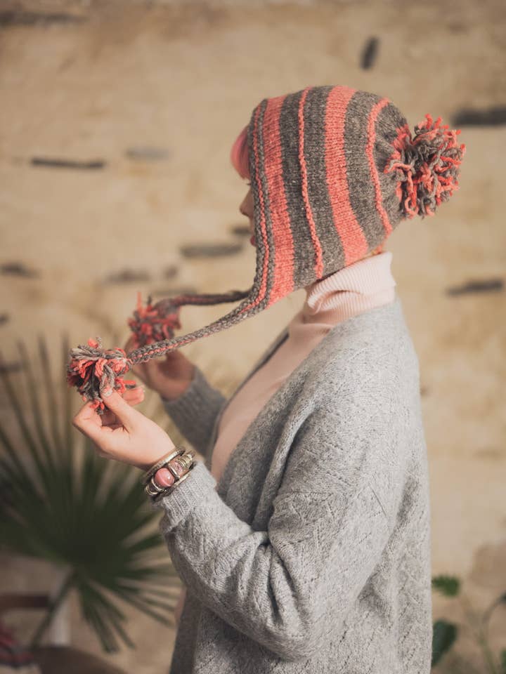 Bonnet à oreillette en laine teintée naturelle biologique fait main (taille unique) pour la vente par Buno Behen
