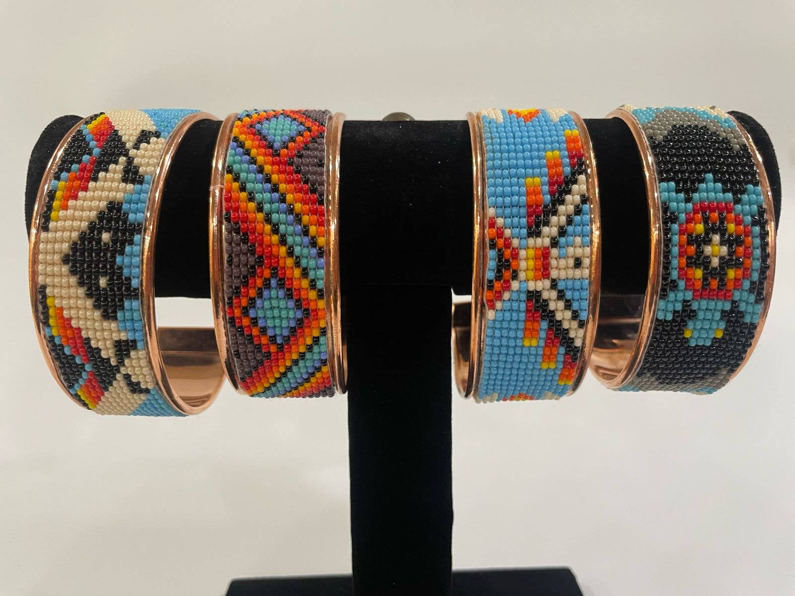 House of Kraft Jewelry & Accessories – Engroshandel Manchetarmbånd – Blåt Ørnemønster | Manchetarmbånd | 1" Kobberperlemanchet3