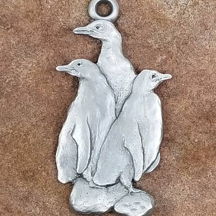 Humboldt Penguin Tin Ornament, Fugleskulpturkunst for engroshandel hos Schumann Sculpture