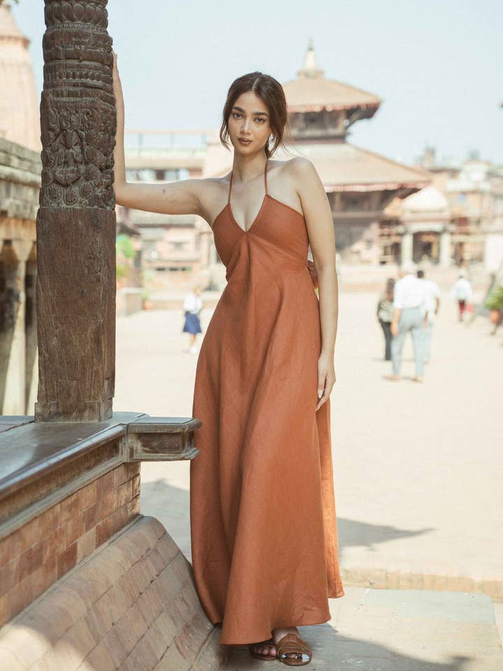 Vestido maxi de linho com decote halter Redwood por atacado de Drishya Linen
