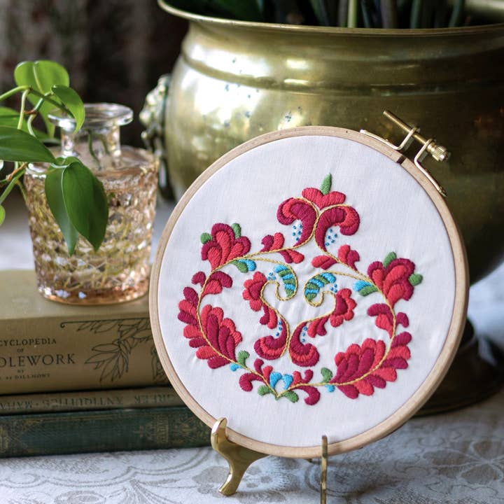 NOVITÀ! Kit da ricamo - Trondheim Bloom per la vendita all'ingrosso da parte di Avlea Folk Embroidery