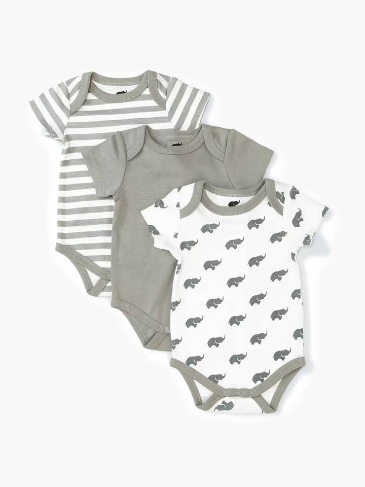 Ensemble de 3 bodys à manches courtes_Grey pour la vente par Monica + Andy