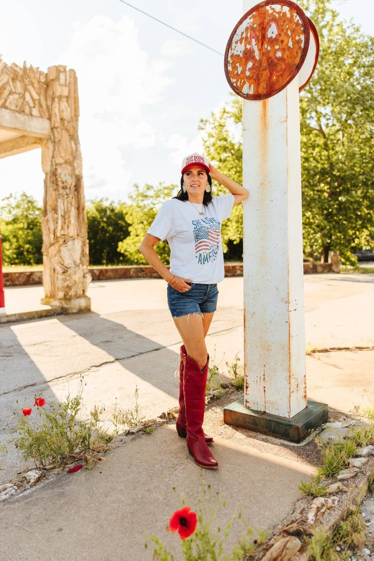 Cinza leve T-shirt Gráfica "Ela Ama Jesus & América" para venda a revendedores na Faire4