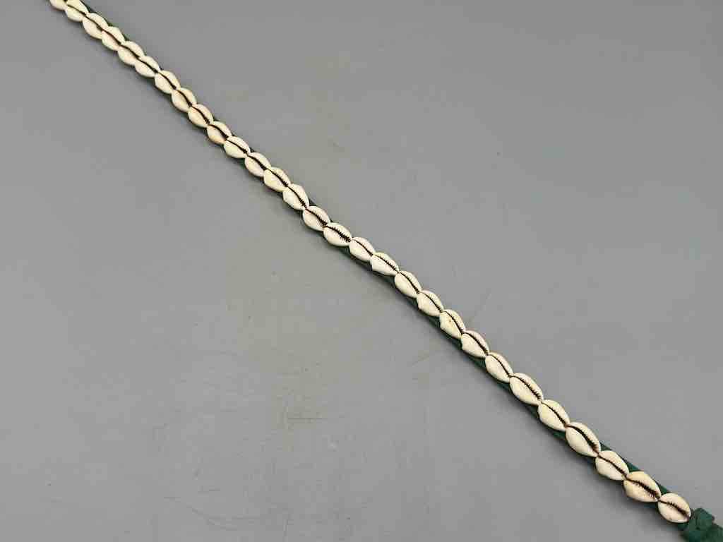 The Niger Bend – Großhandel Gürtel – Damen – Schmaler afrikanischer Krawattenverschluss aus echtem Kaurimuschelleder25