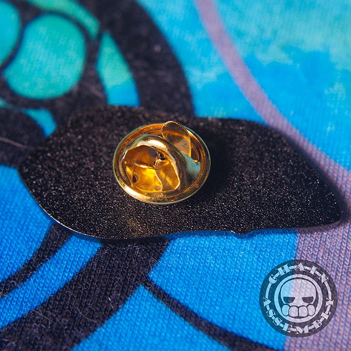 Broche en émail dur Vampire pour la vente par Chain Assembly LLC