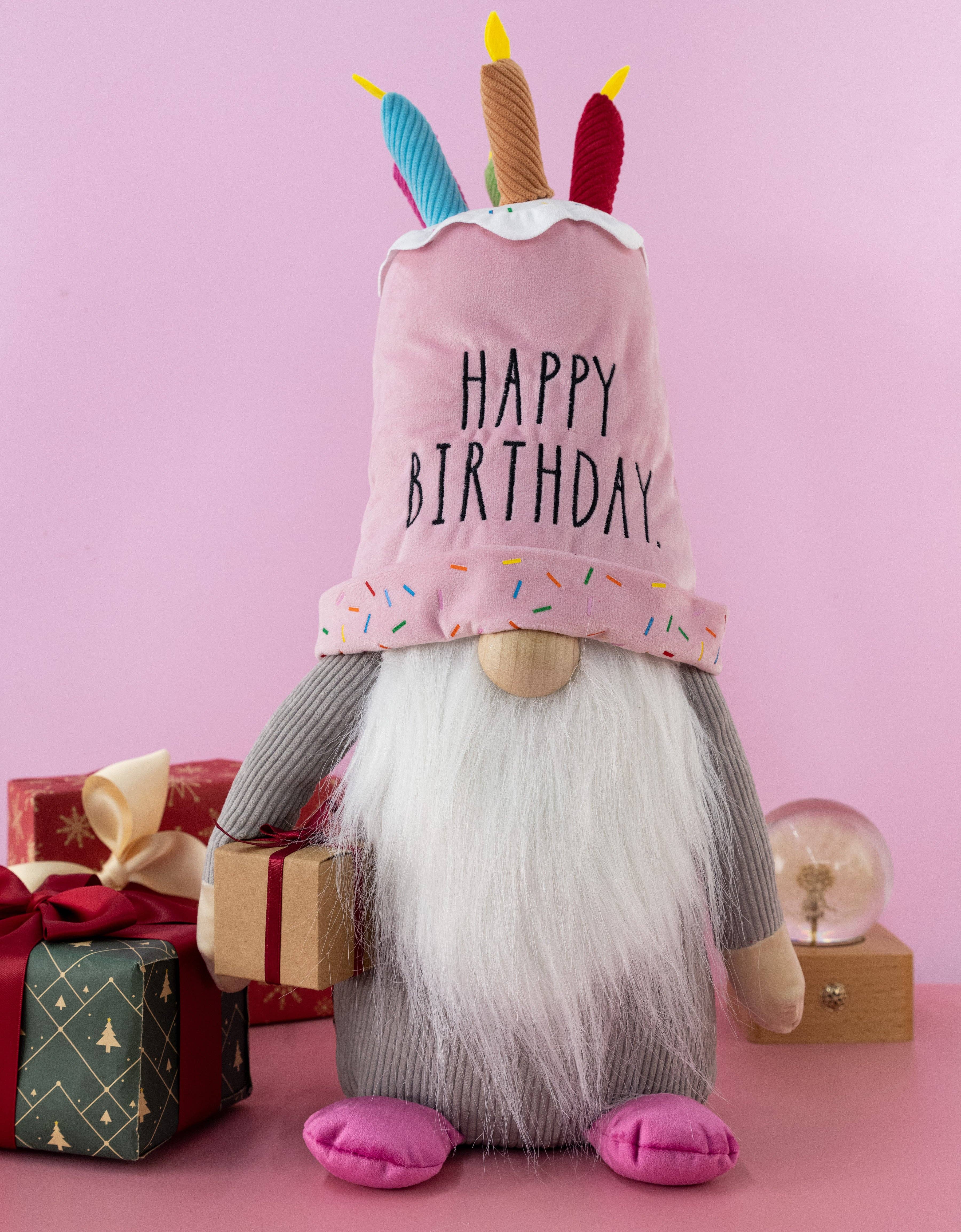DesignStyles Home - Vendita all'ingrosso Decorazioni da tavolo - Peluche decorativo Rae Dunn «Happy Birthday» a forma di gnomo con torta2