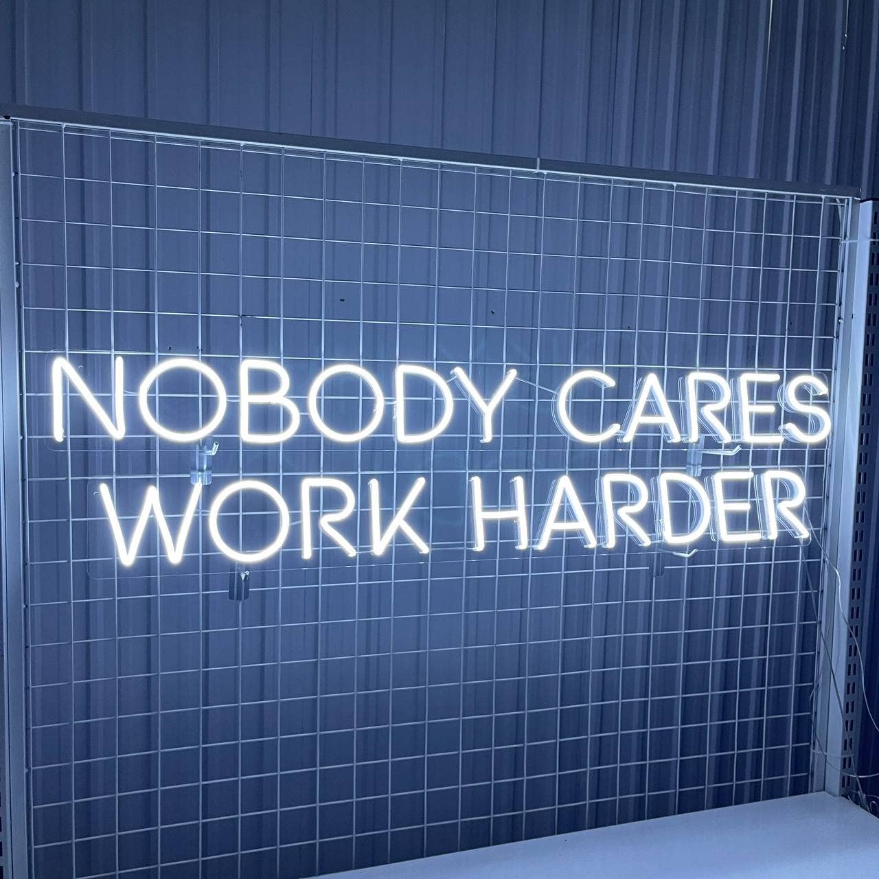 Glow Neon - Vente Enseignes néon - Panneau au néon Nobody Cares Work Harder, décoration murale durable1