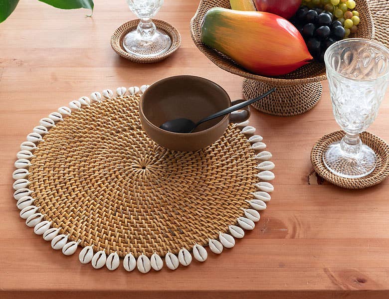 Bali Harvest – Engroshandel Dækkeserviet – Rattan Dækkeserviet med Cowrie Shell - Brun Boho Straw Raffia1