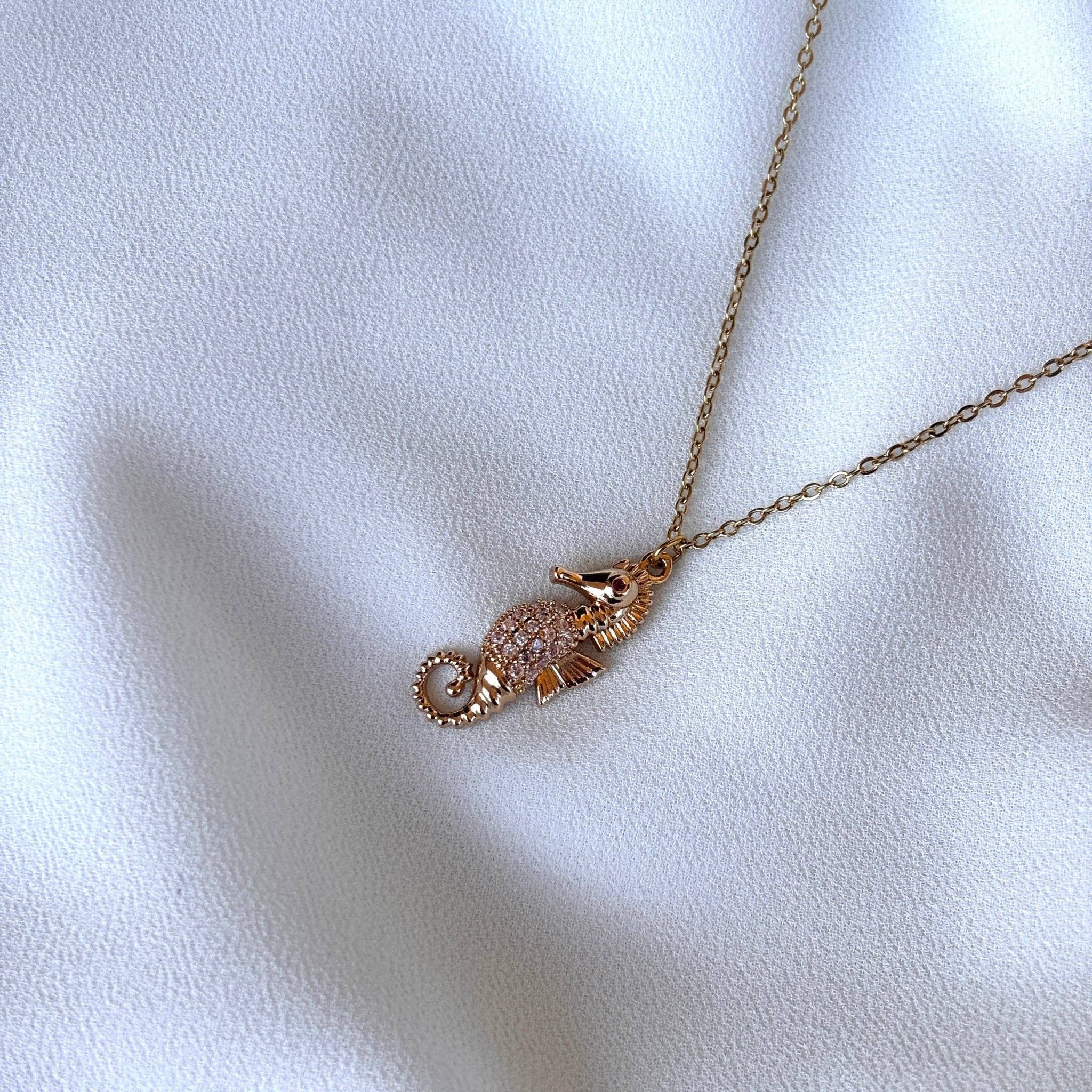 DUESTELLE ITALIA – wholesale Bönehalsband – Havets väktare - Sjöhästhalsband med zirkoner3