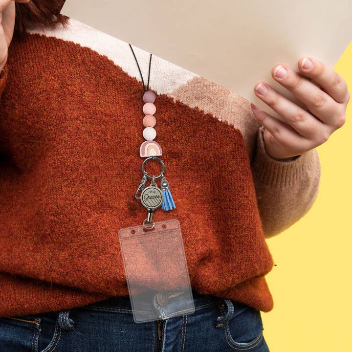 Aconchegante Lanyard Professor Retráctil com Frisas Rosy por atacado de By the Graces