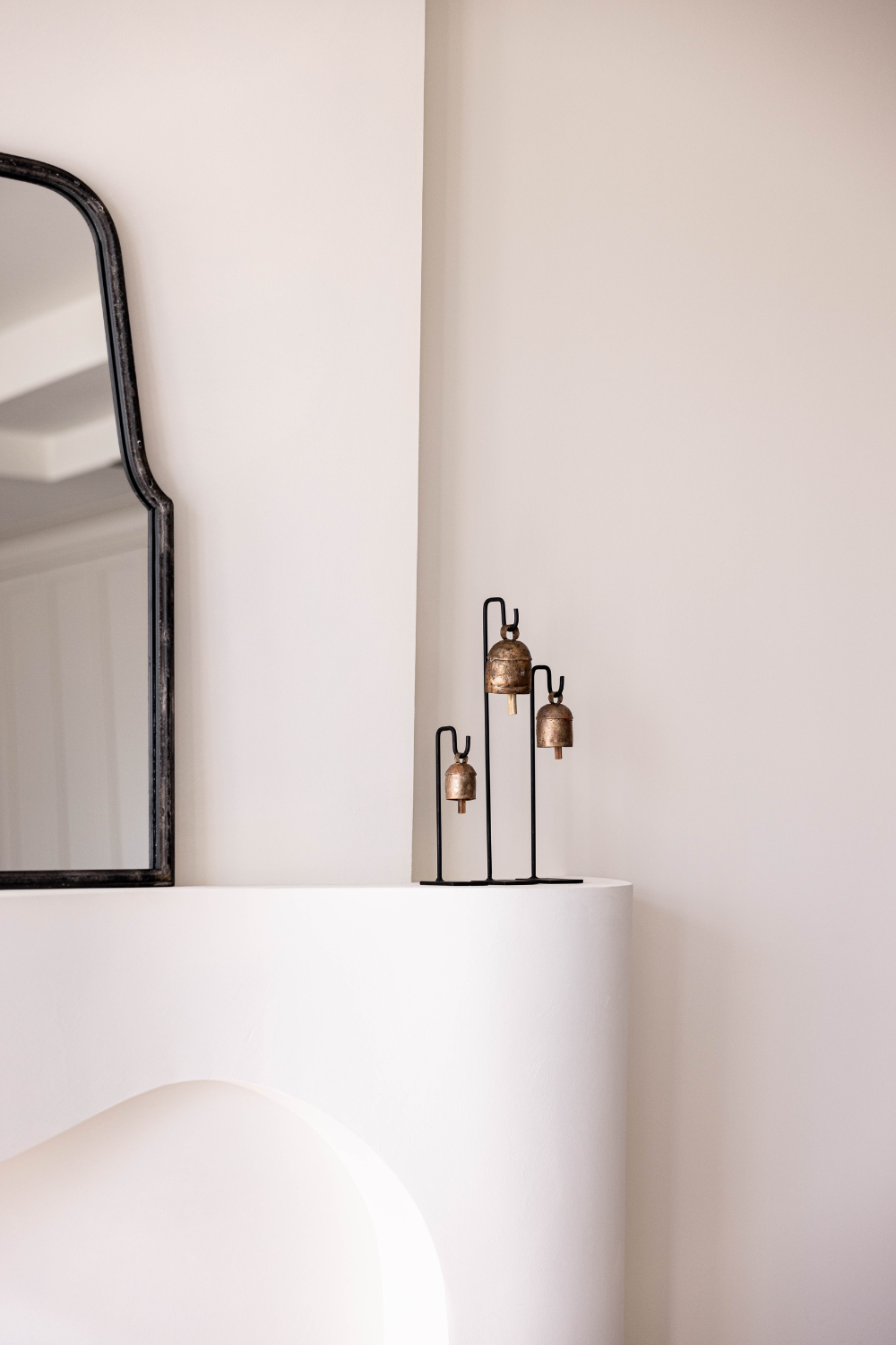 Luxe B Co – Objeto de mesa decorativo por atacado – Conjunto Vintage de Suportes para Sino de Ferro para Estilizar Prateleiras11