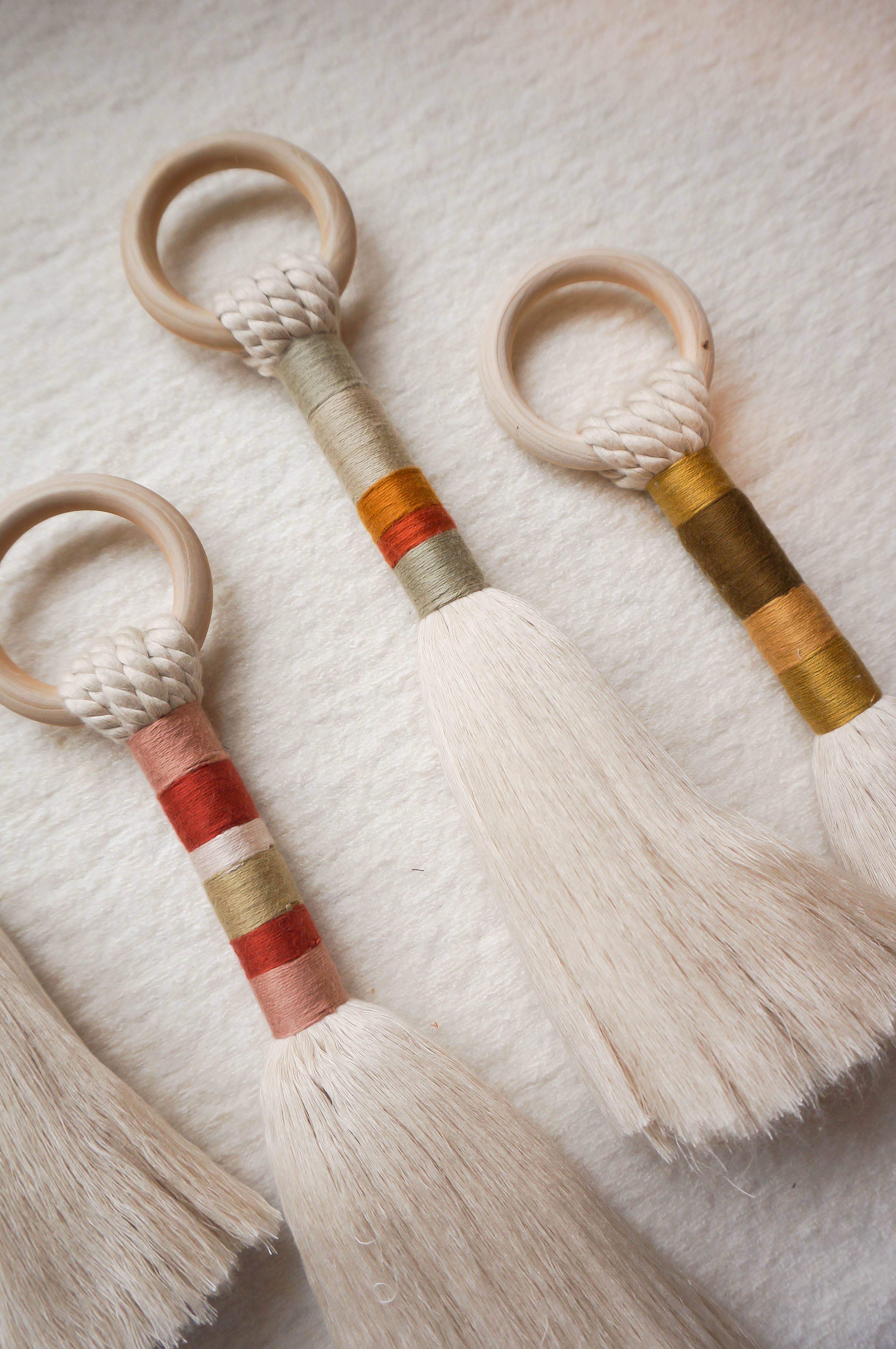 Living Fibers – Engroshandel Pyntekvast – Tasselvægdekoration i multifarvet bomuld med makraméophæng5