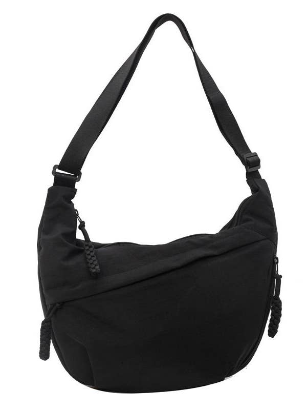 Sac bandoulière noir en nylon décontracté en forme de lune pour la vente par Suhkasana