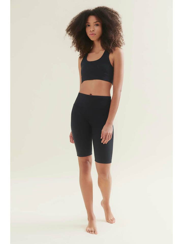 Yogashorts - Kaviar Sort for engroshandel hos Wellicious