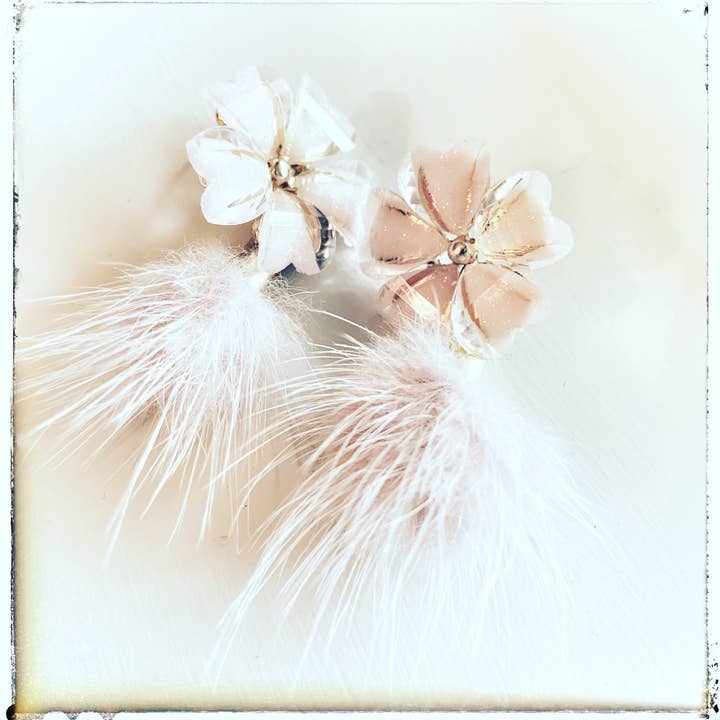 Fleurs et plumes pour la vente par JAG/ged Edge Jewelry
