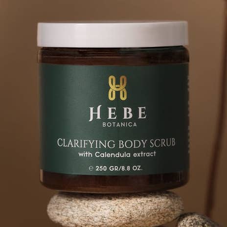 Klargörande kroppsskrubb med Calendula Extract | Patchouli Amber Spice för wholesale av Hebe Botanica