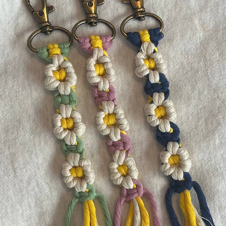 Charlie & Twine - Wholesale Keychain – Women's - Macrame Long Daisy Flower Keychain Keyring 2