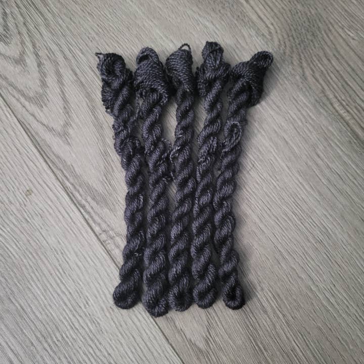 BFL Super Zijdezacht Borduurgaren Zwart voor wholesale door Cornbread and Honey