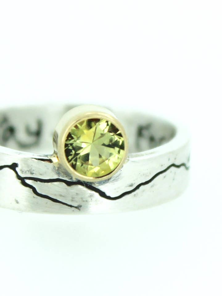 Anello di Montagna Inciso con Zaffiro del Montana per la vendita all'ingrosso da parte di Peaces of Indigo