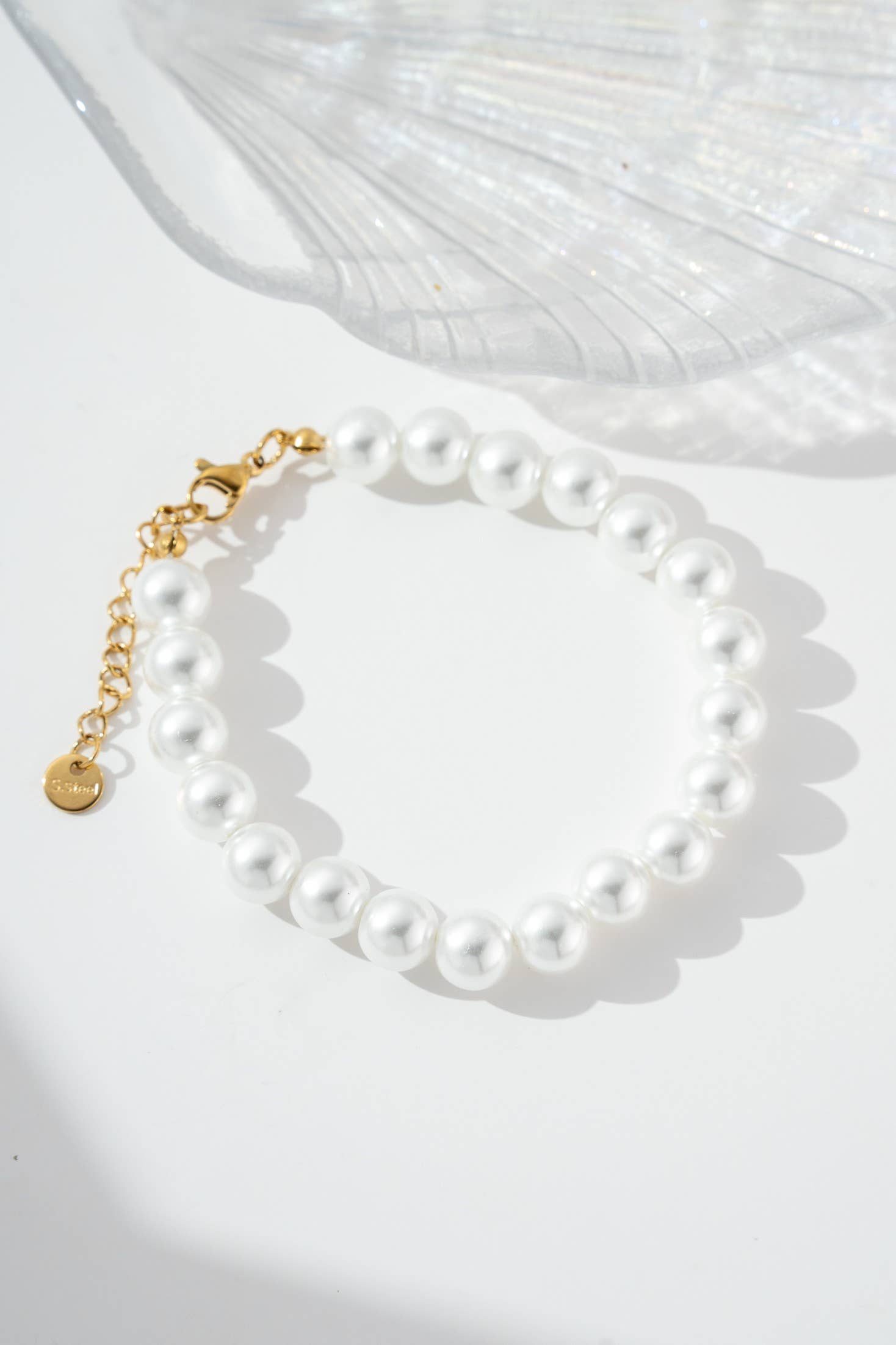 Bracelet perle blanche 8 mm fermoir doré en acier inoxydable et autres tendances Fermoirs bracelets en vente B2B pour votre magasin sur Faire.