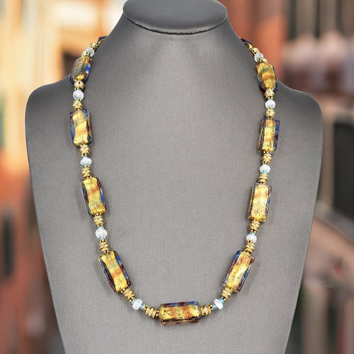 Collier de perles italiennes rectangulaires en feuille d'or avec pierres précieuses en apatite et pierre de lune et fermoir rempli d'or pour la vente par Viktoria Simonë