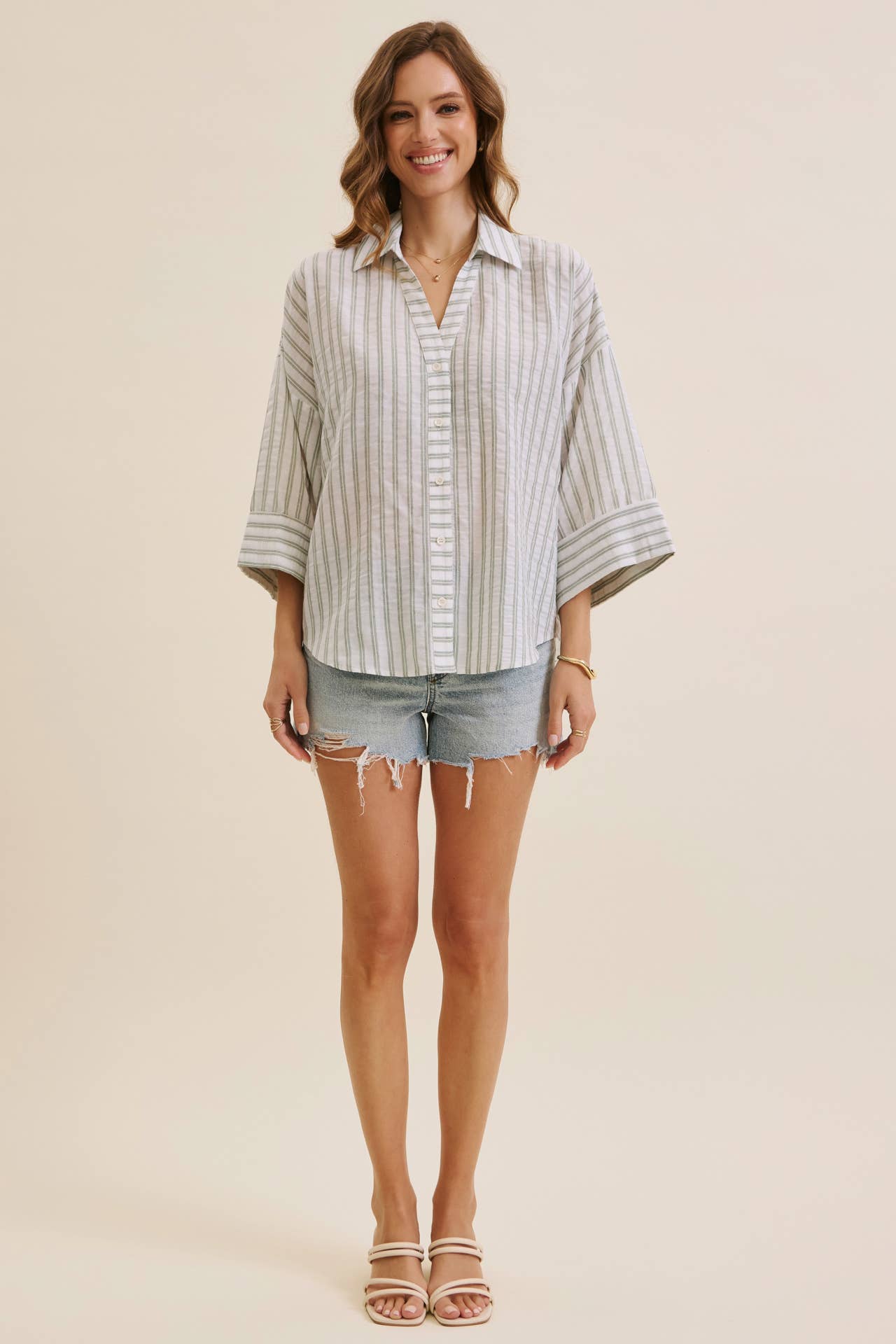 in february – Engroshandel Skjorte med buttondown – til kvinder – PERFEKT STRIBET SKJORTE MED KNAPPER OG BREDE ÆRMER TIL OVERGANGSPERIODEN26